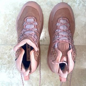 NWOT Hoka Kana 2 GTX hiking boots.